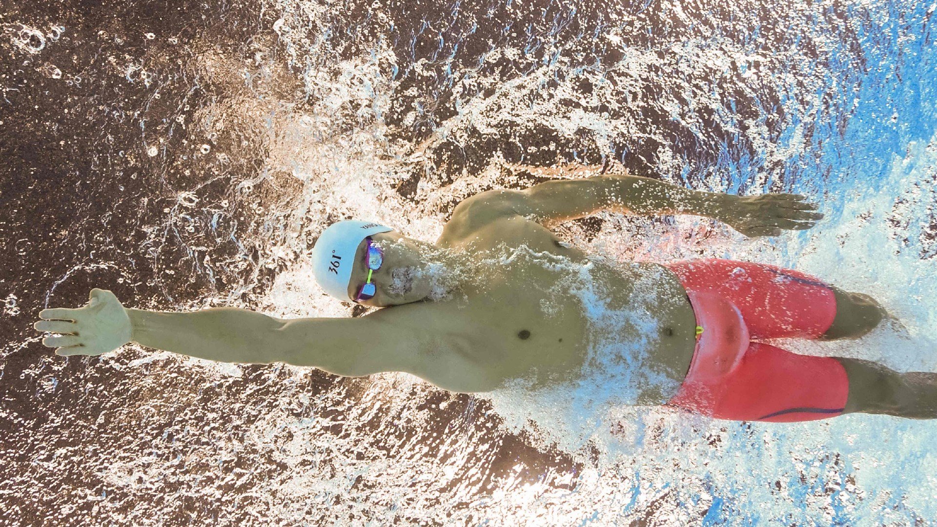 英超:曼城客场2-1逆转利物浦,争冠战线再起波澜,2019年英超曼城vs利物浦2比1